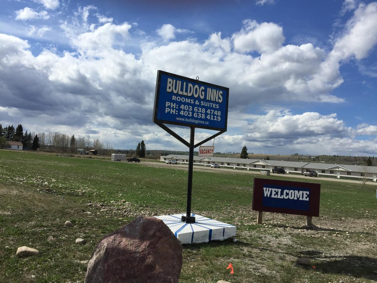 Bulldog Inns Sundre Exterior foto
